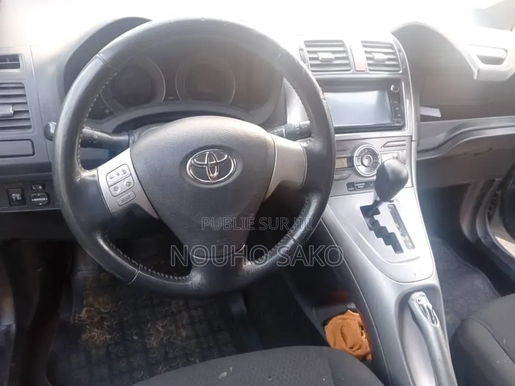 Toyota Auris 2018 Gris