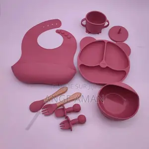 Kit Alimentation Bébé en Silicone – Bavoir, Assiette Compartimentée