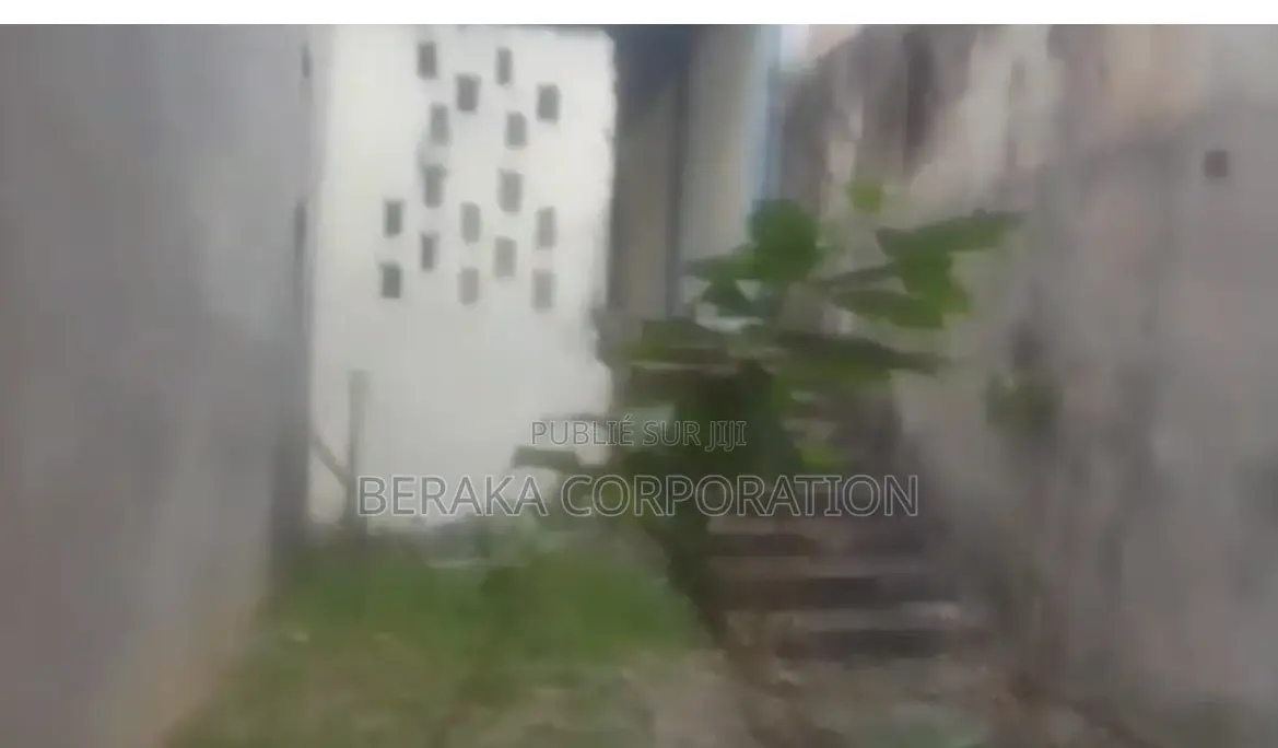 * À VENDRE – TERRAIN DE 300 M2 À BELLE CÔTE*  *Très Beau Terrain Pl