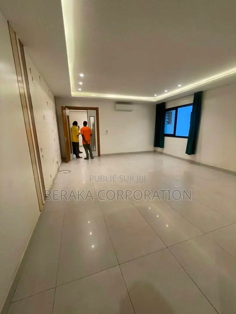 2chbre Appartement dans Beraka Corporation, Cocody à Louer