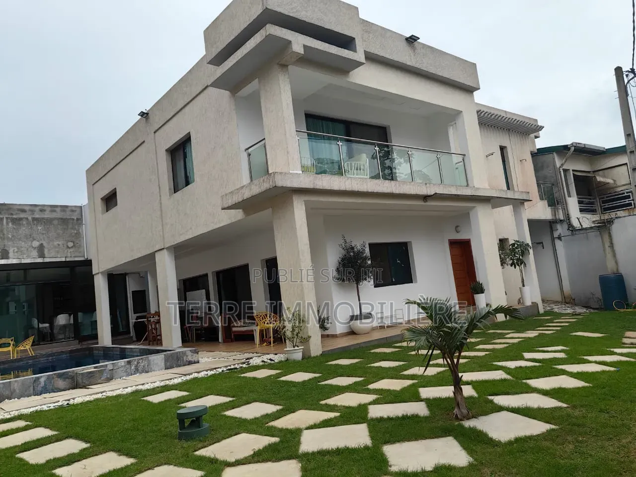 5chbre Maison dans La Terre Immobilière, Cocody à Vendre