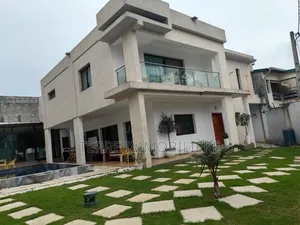 5chbre Maison dans La Terre Immobilière, Cocody à Vendre
