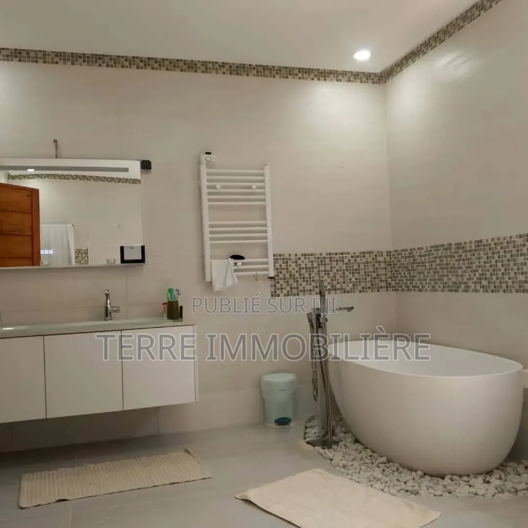 5chbre Maison dans La Terre Immobilière, Cocody à Vendre