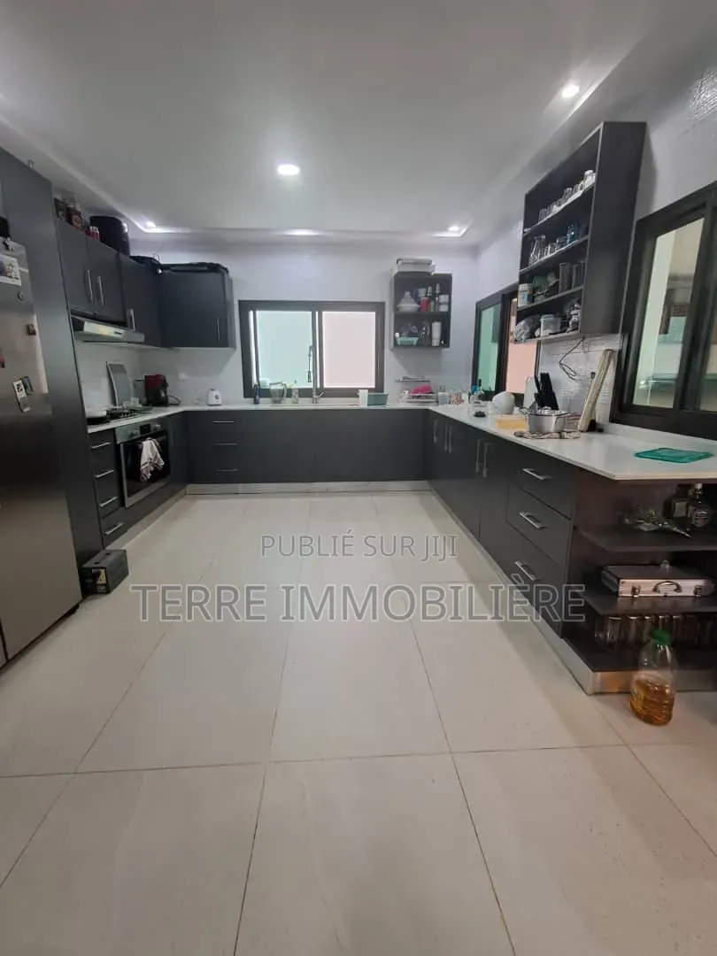 5chbre Maison dans La Terre Immobilière, Cocody à Vendre