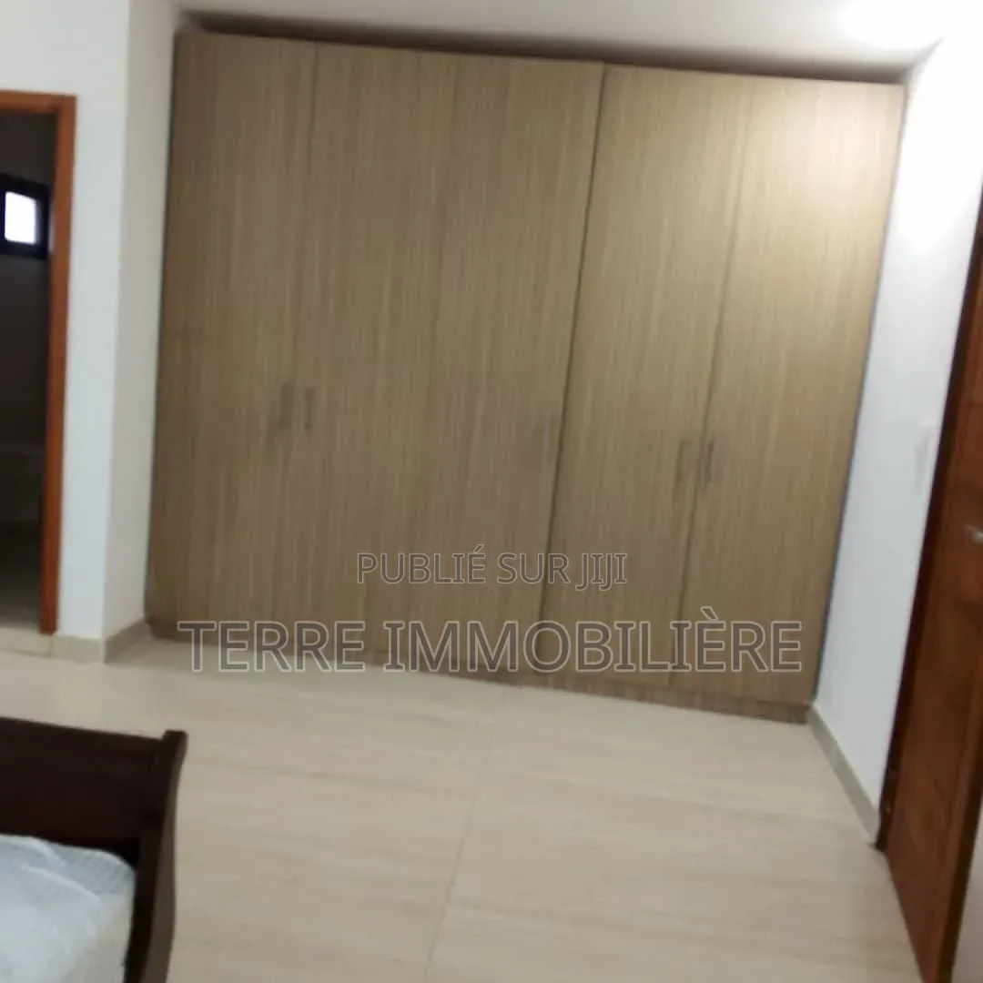 5chbre Maison dans La Terre Immobilière, Cocody à Vendre