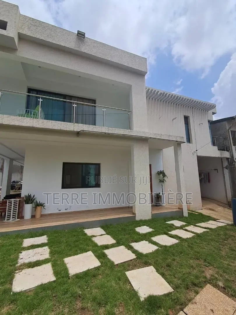 5chbre Maison dans La Terre Immobilière, Cocody à Vendre