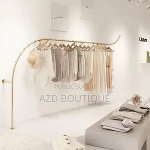Présentoir Doré Au Design Très Élégant Pour Vêtements en Boutique