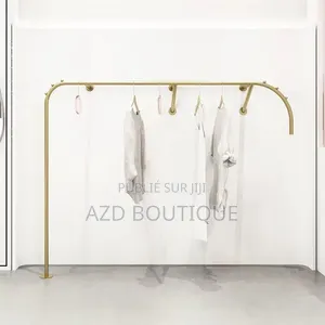 Porte Vêtements Doré Pour Présenter Vos Articles en Boutique