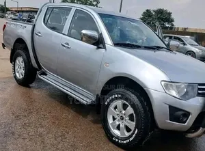 Mitsubishi L200 2014 Gris