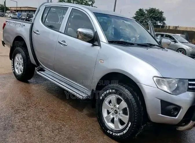 Mitsubishi L200 2014 Gris