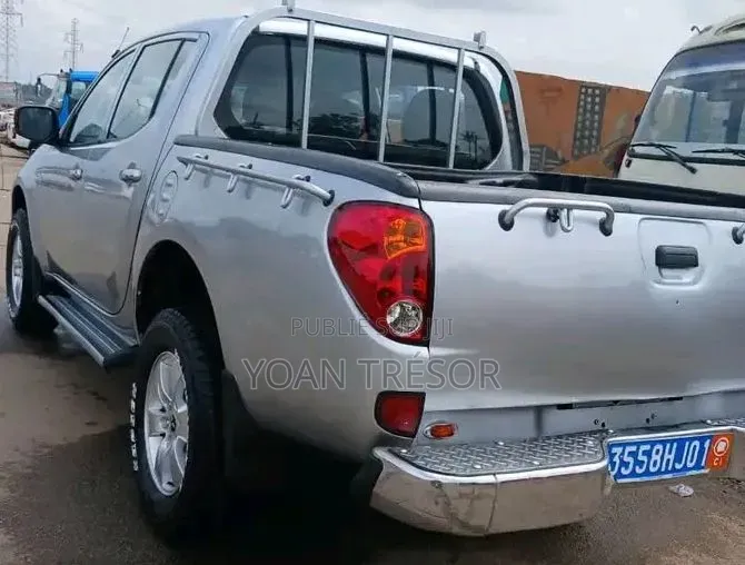 Mitsubishi L200 2014 Gris