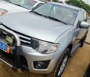 Mitsubishi L200 2014 Gris