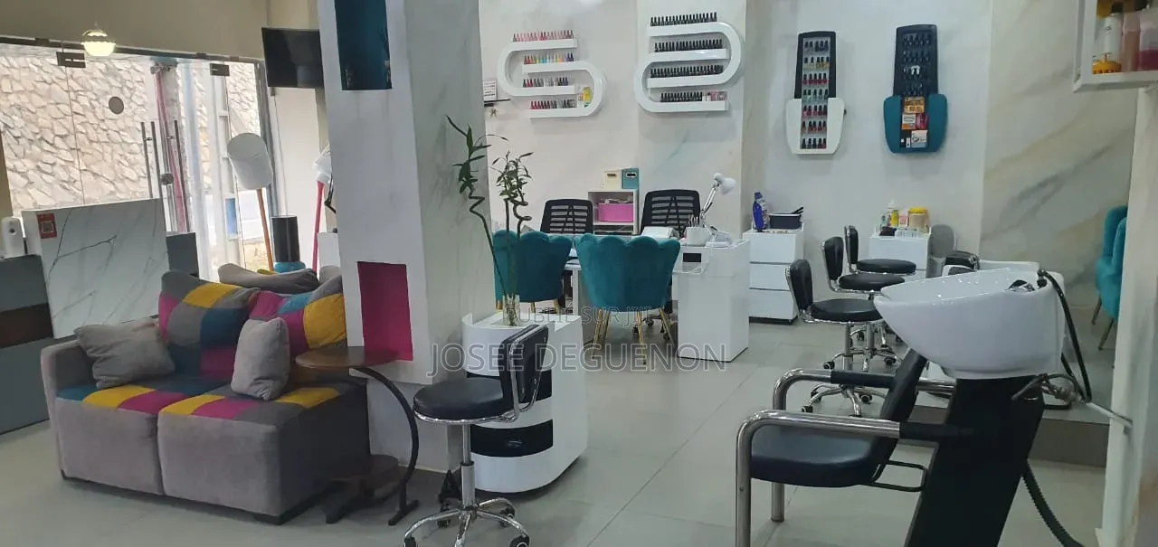 Salon Haut De Gamme Clé en Main À Céder – Angré Djorogobité