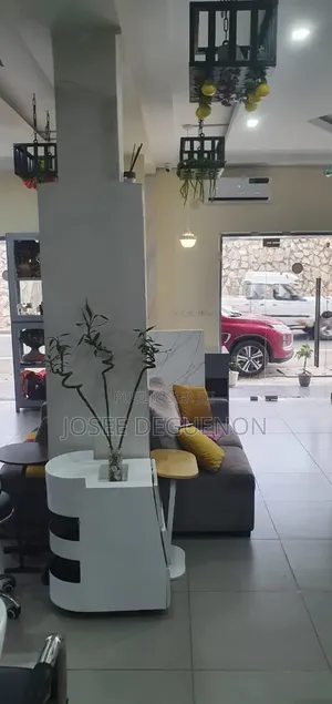Salon Haut De Gamme Clé en Main À Céder – Angré Djorogobité