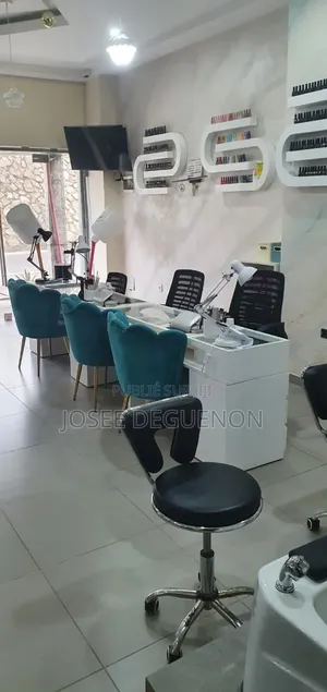 Salon Haut De Gamme Clé en Main À Céder – Angré Djorogobité