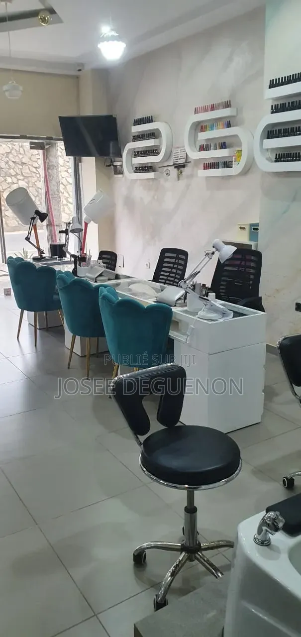 Salon Haut De Gamme Clé en Main À Céder – Angré Djorogobité