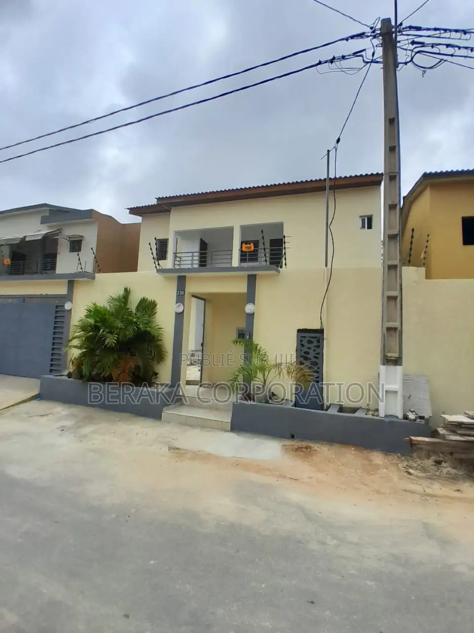 4chbre Duplex dans Beraka Corporation, Cocody à Louer