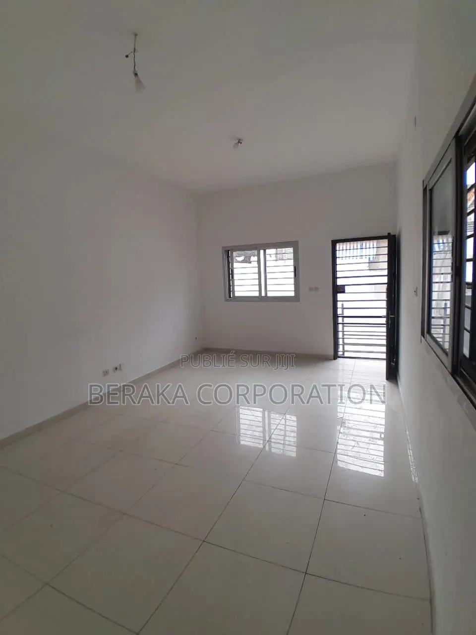 4chbre Duplex dans Beraka Corporation, Cocody à Louer