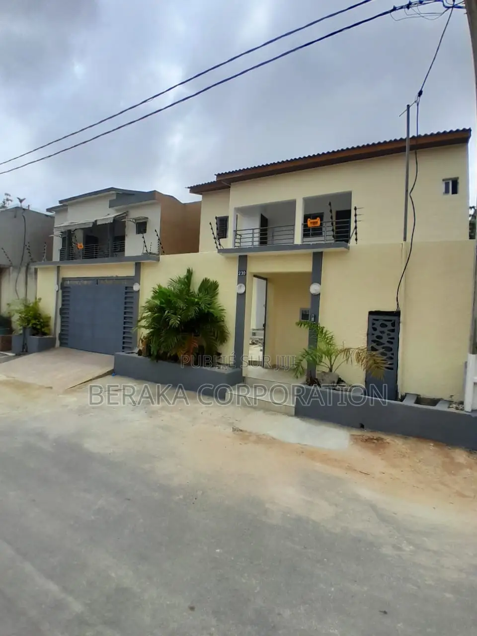 4chbre Duplex dans Beraka Corporation, Cocody à Louer