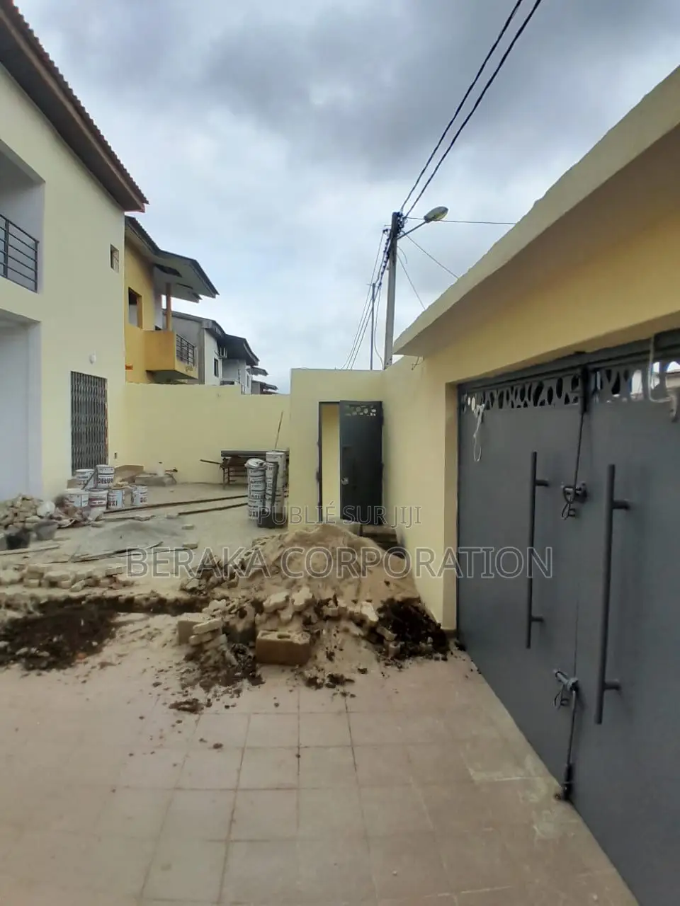 4chbre Duplex dans Beraka Corporation, Cocody à Louer
