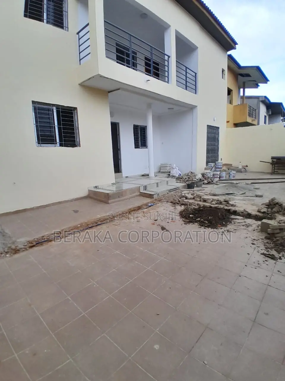 4chbre Duplex dans Beraka Corporation, Cocody à Louer