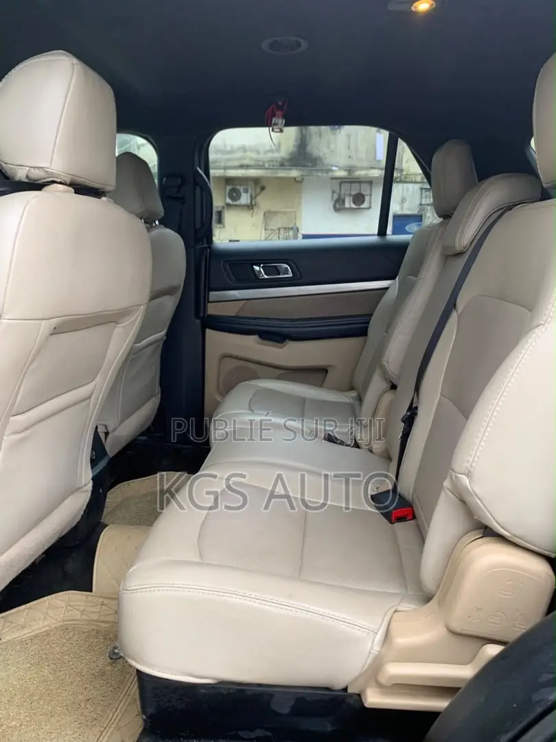 Ford Explorer Base 4dr FWD (3.5L 6cyl 6A) 2017 Gris
