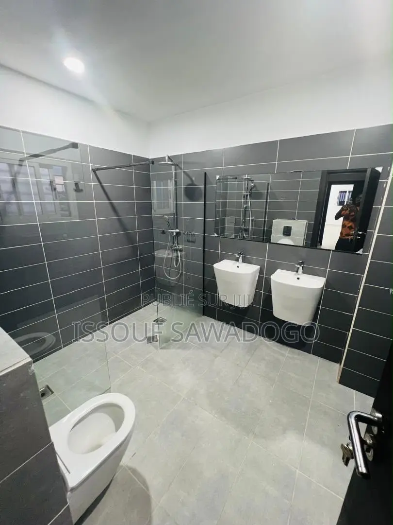 6chbre Duplex dans Isbank, Cocody à Louer