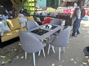 Voilà Une Table À Manger Moderne Disponible
