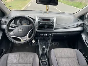 Toyota Yaris 2016 Gris