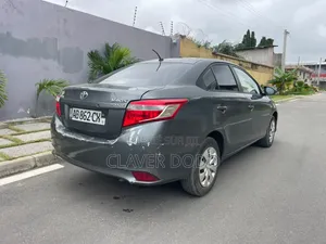 Toyota Yaris 2016 Gris