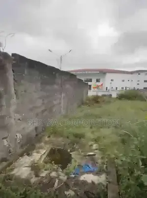  SUPERBE OPPORTUNITÉ FONCIÈRE  Derrière Fékéssé, Entre La Cité Or