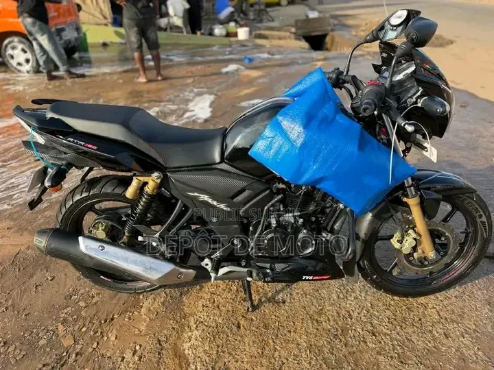 Nouveau TVS Apache 180 RTR 2023 Noir
