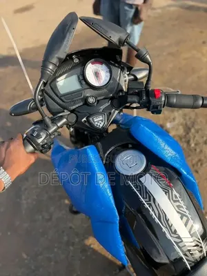 Nouveau TVS Apache 180 RTR 2023 Noir