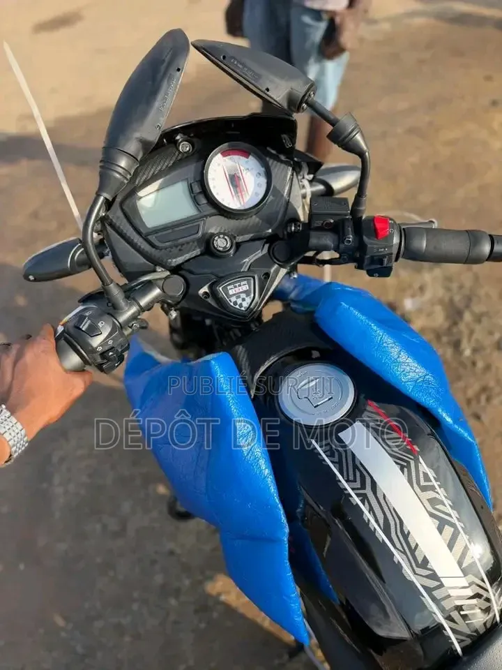 Nouveau TVS Apache 180 RTR 2023 Noir