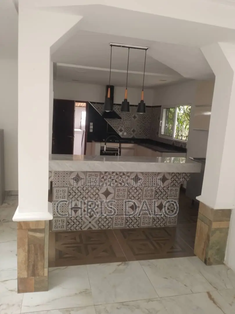 3chbre Duplex dans Sang, Cocody à Louer