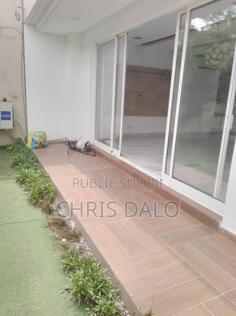 3chbre Duplex dans Sang, Cocody à Louer