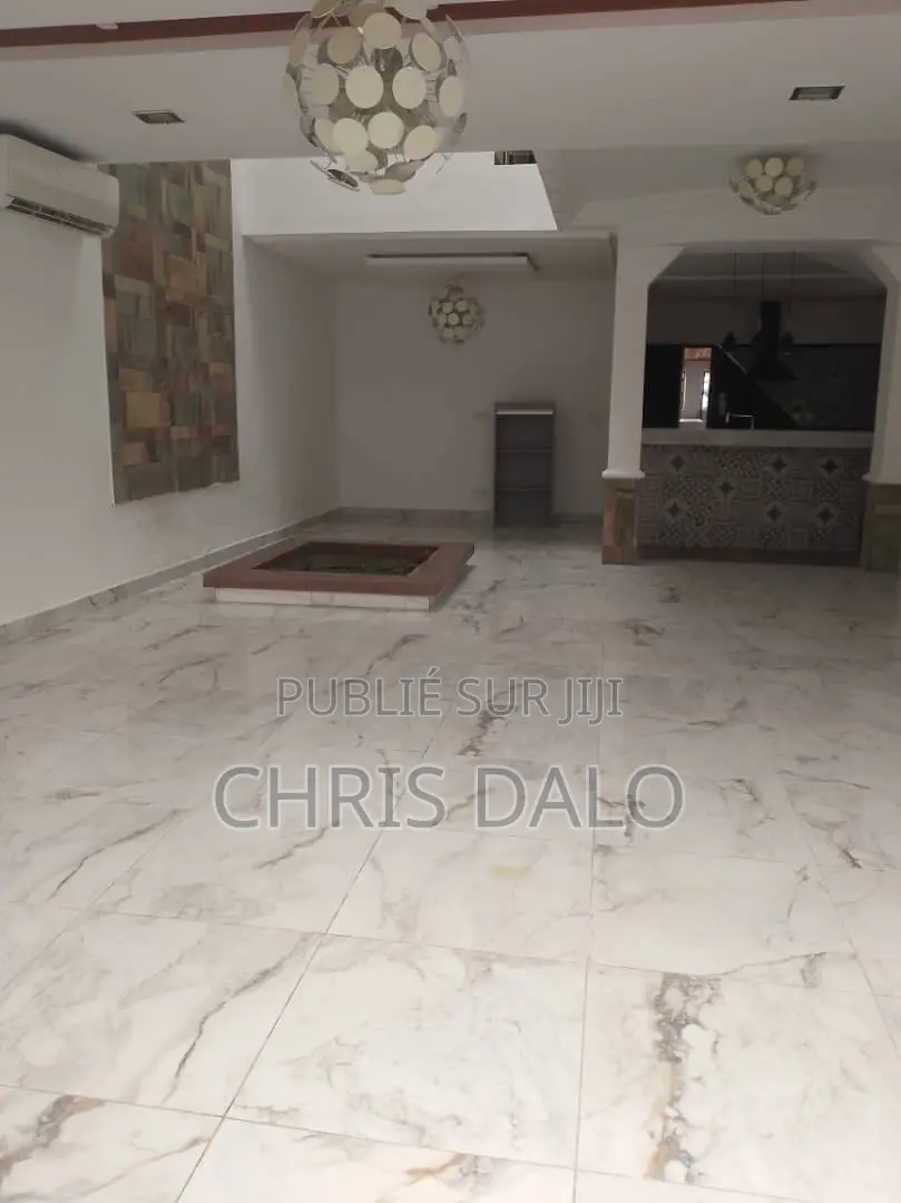 3chbre Duplex dans Sang, Cocody à Louer