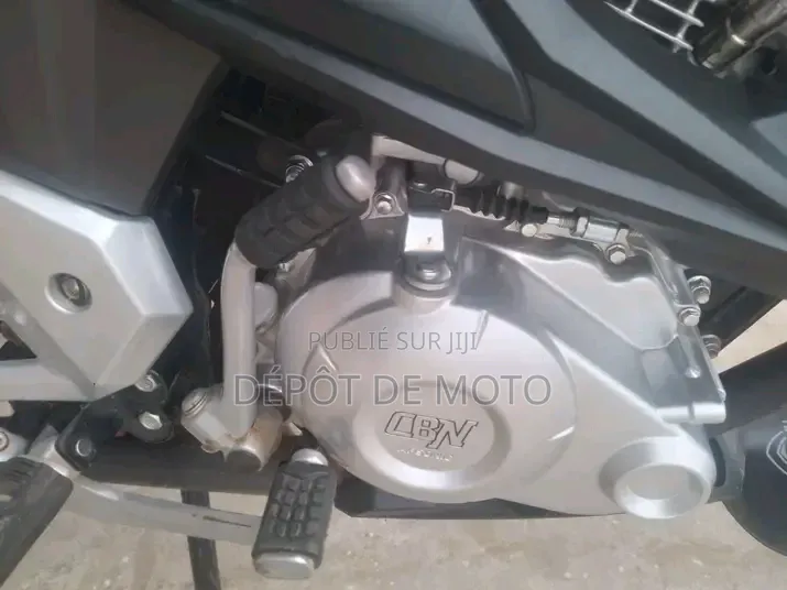 Nouveau TVS Apache 180 RTR 2025 Gris