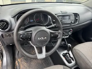 Kia Pegas 2023 Gris