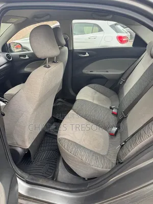 Kia Pegas 2023 Gris