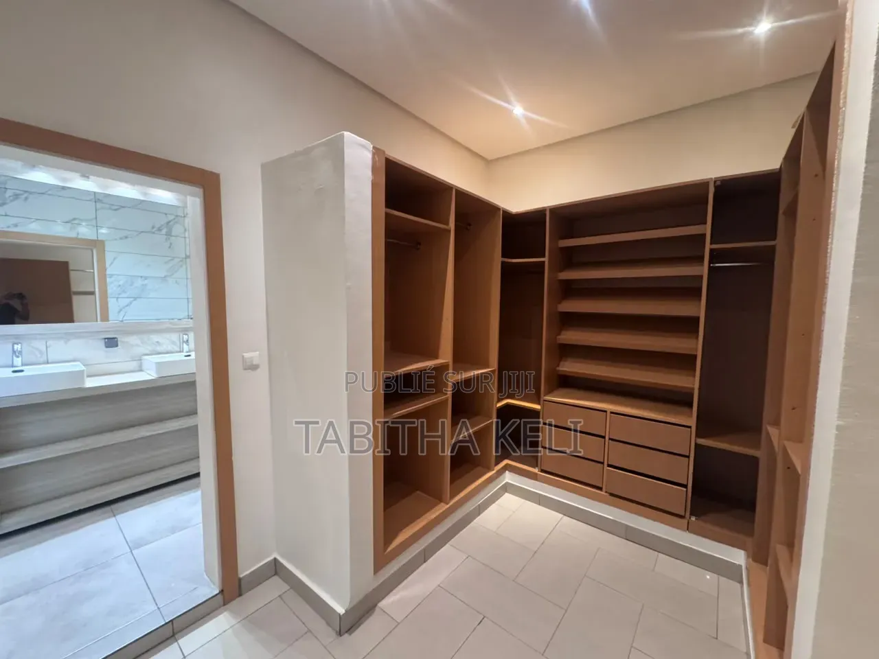 5chbre Duplex dans Francis Gweh, Cocody à Louer
