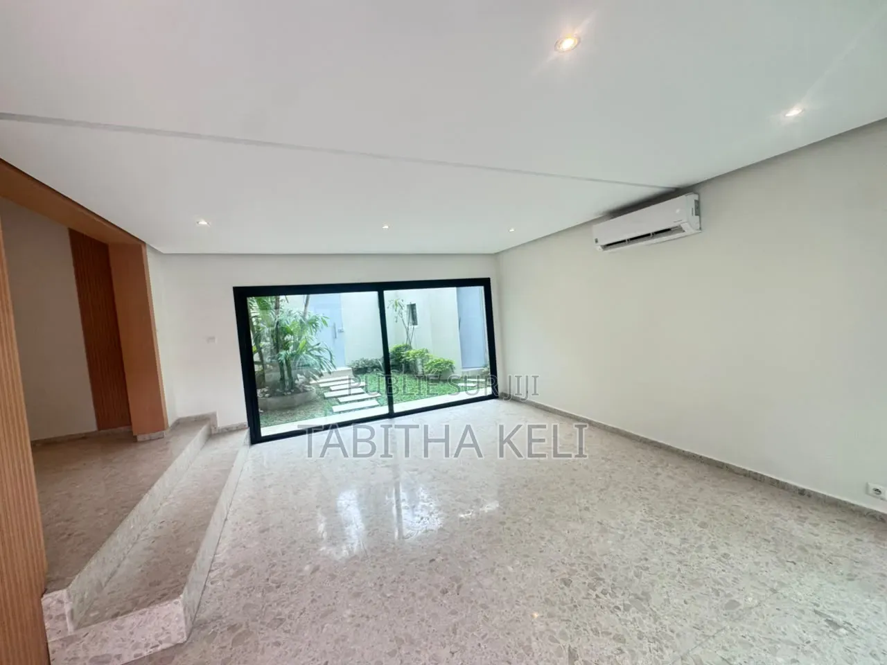 5chbre Duplex dans Francis Gweh, Cocody à Louer