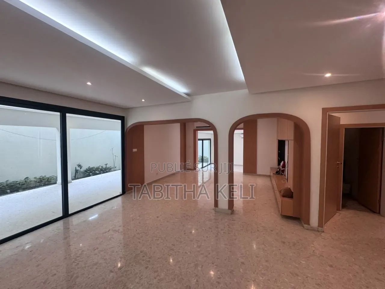 5chbre Duplex dans Francis Gweh, Cocody à Louer