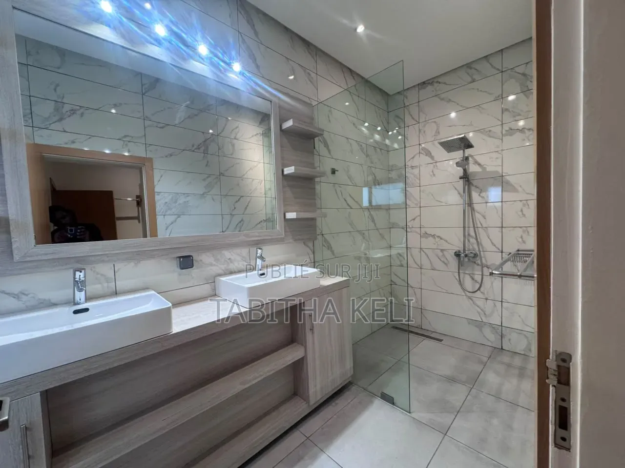 5chbre Duplex dans Francis Gweh, Cocody à Louer
