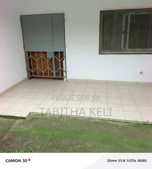 3chbre Appartement dans Francis Gweh, Cocody à Louer