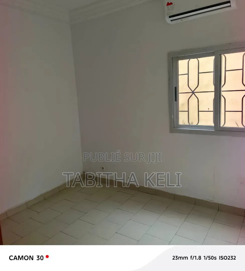 3chbre Appartement dans Francis Gweh, Cocody à Louer