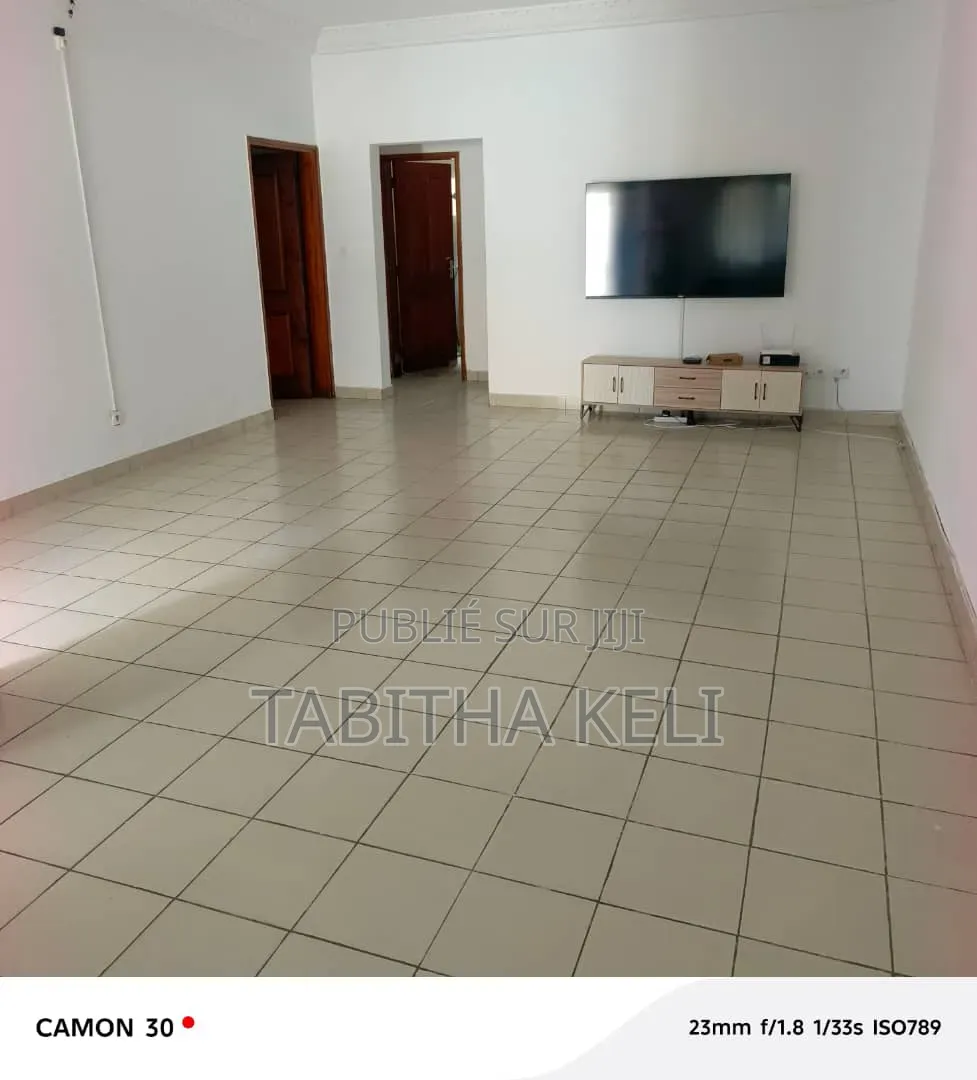 3chbre Appartement dans Francis Gweh, Cocody à Louer