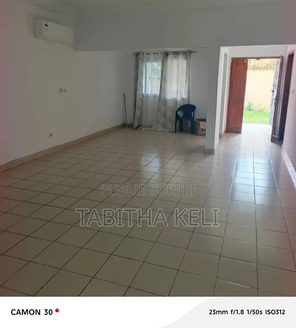 3chbre Appartement dans Francis Gweh, Cocody à Louer