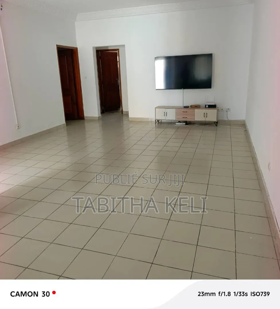 3chbre Appartement dans Francis Gweh, Cocody à Louer