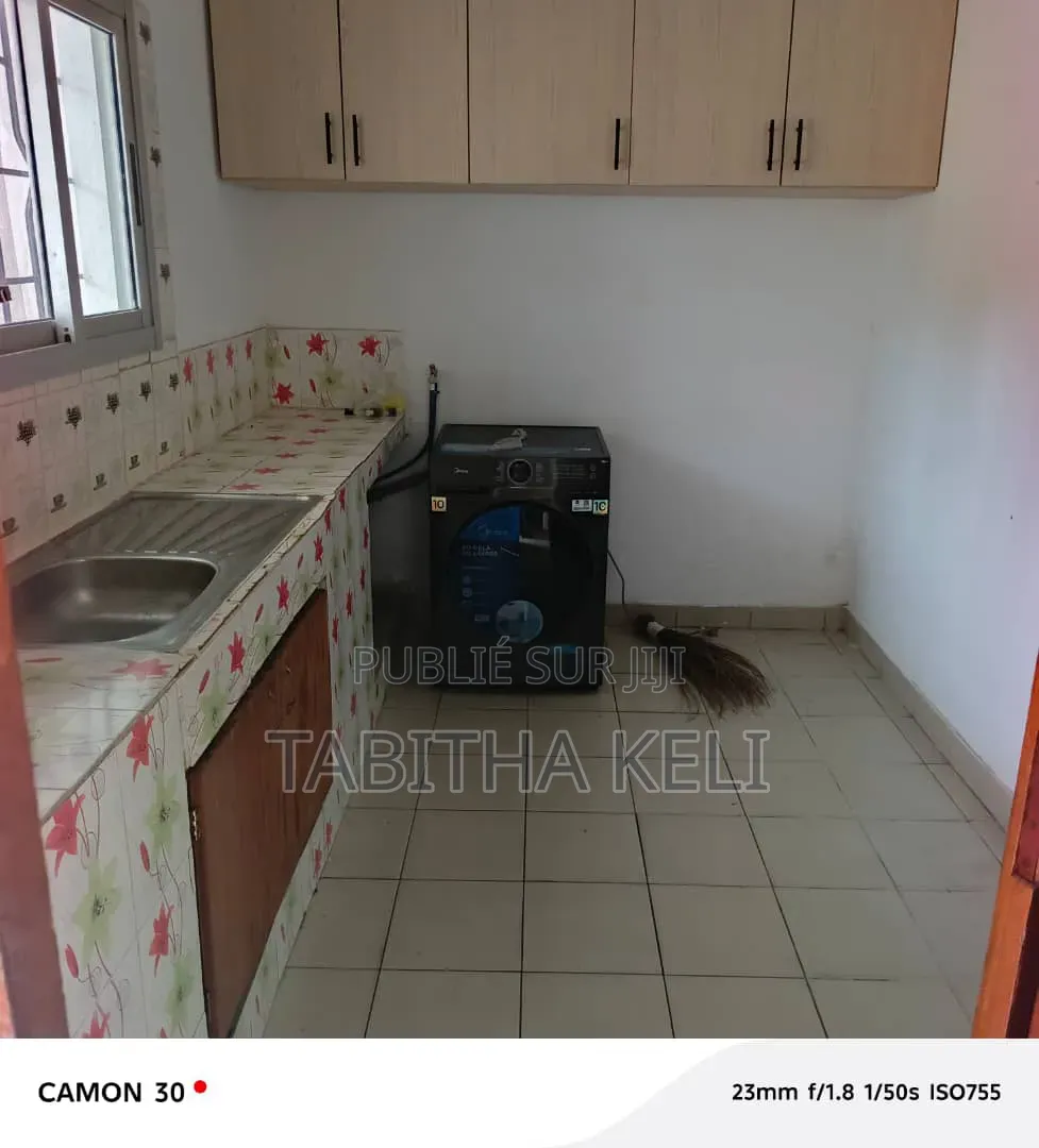 3chbre Appartement dans Francis Gweh, Cocody à Louer